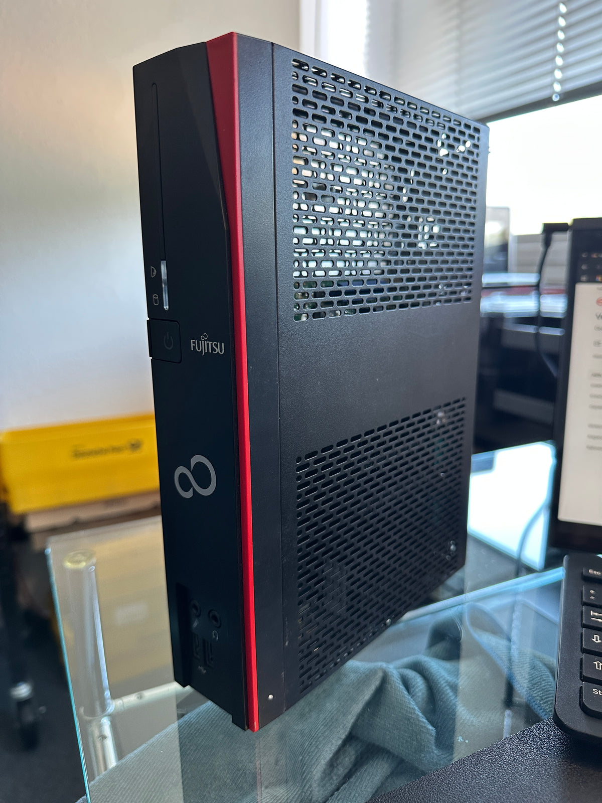 Fujitsu Futro S930 Thin Client Seitenansicht